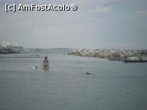 [P18] Marea Neagră văzută de pe Plaja Copiilor, aferentă hotelurilor Delta și California. Pe fundul apei sunt numai pietre și scoici sfărâmate. Se poate observa că puțini turiști intră în apă.  » foto by crisbal
 - 
<span class="allrVoted glyphicon glyphicon-heart hidden" id="av887952"></span>
<a class="m-l-10 hidden" id="sv887952" onclick="voting_Foto_DelVot(,887952,3264)" role="button">șterge vot <span class="glyphicon glyphicon-remove"></span></a>
<a id="v9887952" class=" c-red"  onclick="voting_Foto_SetVot(887952)" role="button"><span class="glyphicon glyphicon-heart-empty"></span> <b>LIKE</b> = Votează poza</a> <img class="hidden"  id="f887952W9" src="/imagini/loader.gif" border="0" /><span class="AjErrMes hidden" id="e887952ErM"></span>
