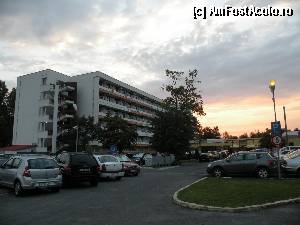 [P01] Hotel Delta, imagine dinspre parcarea hotelului. Parcare mare, supravegheata, exista un nene care te dirijeaza spre un loc liber de parcare si tot el iti deschide bariera la iesire.  » foto by hcm
 - 
<span class="allrVoted glyphicon glyphicon-heart hidden" id="av352632"></span>
<a class="m-l-10 hidden" id="sv352632" onclick="voting_Foto_DelVot(,352632,3264)" role="button">șterge vot <span class="glyphicon glyphicon-remove"></span></a>
<a id="v9352632" class=" c-red"  onclick="voting_Foto_SetVot(352632)" role="button"><span class="glyphicon glyphicon-heart-empty"></span> <b>LIKE</b> = Votează poza</a> <img class="hidden"  id="f352632W9" src="/imagini/loader.gif" border="0" /><span class="AjErrMes hidden" id="e352632ErM"></span>