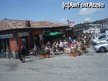 [P22] in parcare, cateva localuri ne indemnau cu mancaruri si inghetata si cu nelipsitele suveniruri. de acolo am cumparat un rachiu, rosu, care se numea, cum altfel decat ''focul etnei''. » foto by a.sr*
 - 
<span class="allrVoted glyphicon glyphicon-heart hidden" id="av268083"></span>
<a class="m-l-10 hidden" id="sv268083" onclick="voting_Foto_DelVot(,268083,3281)" role="button">șterge vot <span class="glyphicon glyphicon-remove"></span></a>
<a id="v9268083" class=" c-red"  onclick="voting_Foto_SetVot(268083)" role="button"><span class="glyphicon glyphicon-heart-empty"></span> <b>LIKE</b> = Votează poza</a> <img class="hidden"  id="f268083W9" src="/imagini/loader.gif" border="0" /><span class="AjErrMes hidden" id="e268083ErM"></span>