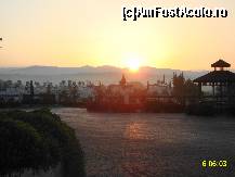 [P16] rasarit de soare in fata hotelului, in asteptarea autocarului » foto by cathzel
 - 
<span class="allrVoted glyphicon glyphicon-heart hidden" id="av219328"></span>
<a class="m-l-10 hidden" id="sv219328" onclick="voting_Foto_DelVot(,219328,3296)" role="button">șterge vot <span class="glyphicon glyphicon-remove"></span></a>
<a id="v9219328" class=" c-red"  onclick="voting_Foto_SetVot(219328)" role="button"><span class="glyphicon glyphicon-heart-empty"></span> <b>LIKE</b> = Votează poza</a> <img class="hidden"  id="f219328W9" src="/imagini/loader.gif" border="0" /><span class="AjErrMes hidden" id="e219328ErM"></span>