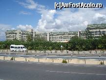 [P29] Hotelul vazut de pe autostrada. » foto by kiki
 - 
<span class="allrVoted glyphicon glyphicon-heart hidden" id="av275357"></span>
<a class="m-l-10 hidden" id="sv275357" onclick="voting_Foto_DelVot(,275357,3296)" role="button">șterge vot <span class="glyphicon glyphicon-remove"></span></a>
<a id="v9275357" class=" c-red"  onclick="voting_Foto_SetVot(275357)" role="button"><span class="glyphicon glyphicon-heart-empty"></span> <b>LIKE</b> = Votează poza</a> <img class="hidden"  id="f275357W9" src="/imagini/loader.gif" border="0" /><span class="AjErrMes hidden" id="e275357ErM"></span>