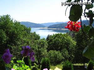 [P03] Vedere spre lacul Bicaz... de la masă!  » foto by Rofri
 - 
<span class="allrVoted glyphicon glyphicon-heart hidden" id="av645035"></span>
<a class="m-l-10 hidden" id="sv645035" onclick="voting_Foto_DelVot(,645035,3303)" role="button">șterge vot <span class="glyphicon glyphicon-remove"></span></a>
<a id="v9645035" class=" c-red"  onclick="voting_Foto_SetVot(645035)" role="button"><span class="glyphicon glyphicon-heart-empty"></span> <b>LIKE</b> = Votează poza</a> <img class="hidden"  id="f645035W9" src="/imagini/loader.gif" border="0" /><span class="AjErrMes hidden" id="e645035ErM"></span>
