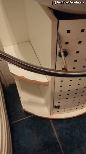 [P06] Un exemplu de mobilier deteriorat din camera. Greu de acceptat pentru o pensiune de 3 margarete/stele.  » foto by OvidiuH
 - 
<span class="allrVoted glyphicon glyphicon-heart hidden" id="av634006"></span>
<a class="m-l-10 hidden" id="sv634006" onclick="voting_Foto_DelVot(,634006,3303)" role="button">șterge vot <span class="glyphicon glyphicon-remove"></span></a>
<a id="v9634006" class=" c-red"  onclick="voting_Foto_SetVot(634006)" role="button"><span class="glyphicon glyphicon-heart-empty"></span> <b>LIKE</b> = Votează poza</a> <img class="hidden"  id="f634006W9" src="/imagini/loader.gif" border="0" /><span class="AjErrMes hidden" id="e634006ErM"></span>
