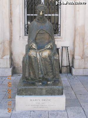 [P24] statuia lui Marin Drzic - dramaturg » foto by zlatna
 - 
<span class="allrVoted glyphicon glyphicon-heart hidden" id="av685059"></span>
<a class="m-l-10 hidden" id="sv685059" onclick="voting_Foto_DelVot(,685059,3304)" role="button">șterge vot <span class="glyphicon glyphicon-remove"></span></a>
<a id="v9685059" class=" c-red"  onclick="voting_Foto_SetVot(685059)" role="button"><span class="glyphicon glyphicon-heart-empty"></span> <b>LIKE</b> = Votează poza</a> <img class="hidden"  id="f685059W9" src="/imagini/loader.gif" border="0" /><span class="AjErrMes hidden" id="e685059ErM"></span>
