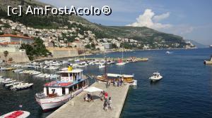 [P23] Aprox din dreptul catedralei, am ieșit prin alte porți în vechiul port al Dubrovnik-ului, o zonă din care nu-ți mai vine să pleci. Aici pontonul de unde plecau bărci către Insula Lokrum, dar nu numai.  » foto by Aurici
 - 
<span class="allrVoted glyphicon glyphicon-heart hidden" id="av1014648"></span>
<a class="m-l-10 hidden" id="sv1014648" onclick="voting_Foto_DelVot(,1014648,3304)" role="button">șterge vot <span class="glyphicon glyphicon-remove"></span></a>
<a id="v91014648" class=" c-red"  onclick="voting_Foto_SetVot(1014648)" role="button"><span class="glyphicon glyphicon-heart-empty"></span> <b>LIKE</b> = Votează poza</a> <img class="hidden"  id="f1014648W9" src="/imagini/loader.gif" border="0" /><span class="AjErrMes hidden" id="e1014648ErM"></span>