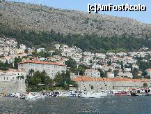 [P36] Imagine din portul din Dubrovnik, cu o parte din orasul nou ce se intinde pe munte » foto by ileanaxperta*
 - 
<span class="allrVoted glyphicon glyphicon-heart hidden" id="av269276"></span>
<a class="m-l-10 hidden" id="sv269276" onclick="voting_Foto_DelVot(,269276,3304)" role="button">șterge vot <span class="glyphicon glyphicon-remove"></span></a>
<a id="v9269276" class=" c-red"  onclick="voting_Foto_SetVot(269276)" role="button"><span class="glyphicon glyphicon-heart-empty"></span> <b>LIKE</b> = Votează poza</a> <img class="hidden"  id="f269276W9" src="/imagini/loader.gif" border="0" /><span class="AjErrMes hidden" id="e269276ErM"></span>