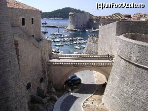 [P14] Dubrovnik- zidurile orasului vechi, portul si Cetatea Sf. Ioan in plan indepartat » foto by costy69*
 - 
<span class="allrVoted glyphicon glyphicon-heart hidden" id="av572826"></span>
<a class="m-l-10 hidden" id="sv572826" onclick="voting_Foto_DelVot(,572826,3304)" role="button">șterge vot <span class="glyphicon glyphicon-remove"></span></a>
<a id="v9572826" class=" c-red"  onclick="voting_Foto_SetVot(572826)" role="button"><span class="glyphicon glyphicon-heart-empty"></span> <b>LIKE</b> = Votează poza</a> <img class="hidden"  id="f572826W9" src="/imagini/loader.gif" border="0" /><span class="AjErrMes hidden" id="e572826ErM"></span>