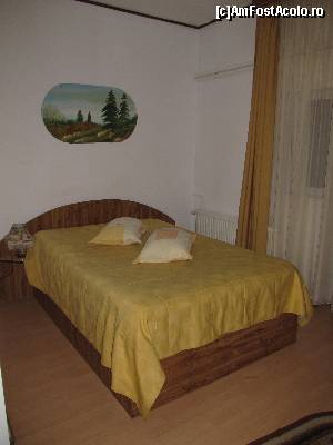 [P02] Casa Noastra Sinaia- patul si tabloul cu peisaj montan » foto by luciaoradea
 - 
<span class="allrVoted glyphicon glyphicon-heart hidden" id="av618919"></span>
<a class="m-l-10 hidden" id="sv618919" onclick="voting_Foto_DelVot(,618919,3317)" role="button">șterge vot <span class="glyphicon glyphicon-remove"></span></a>
<a id="v9618919" class=" c-red"  onclick="voting_Foto_SetVot(618919)" role="button"><span class="glyphicon glyphicon-heart-empty"></span> <b>LIKE</b> = Votează poza</a> <img class="hidden"  id="f618919W9" src="/imagini/loader.gif" border="0" /><span class="AjErrMes hidden" id="e618919ErM"></span>
