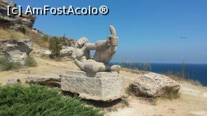 [P06] O sculptura care a fascinat micutele vizitatoare.  » foto by Sejurica
 - 
<span class="allrVoted glyphicon glyphicon-heart hidden" id="av775519"></span>
<a class="m-l-10 hidden" id="sv775519" onclick="voting_Foto_DelVot(,775519,3328)" role="button">șterge vot <span class="glyphicon glyphicon-remove"></span></a>
<a id="v9775519" class=" c-red"  onclick="voting_Foto_SetVot(775519)" role="button"><span class="glyphicon glyphicon-heart-empty"></span> <b>LIKE</b> = Votează poza</a> <img class="hidden"  id="f775519W9" src="/imagini/loader.gif" border="0" /><span class="AjErrMes hidden" id="e775519ErM"></span>