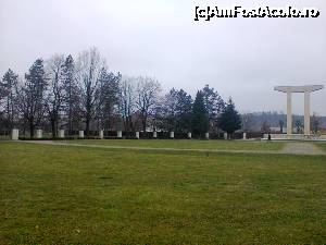 [P30] Ansamblul busturilor ce strajuiesc aleea din partea stanga a monumentului principal. 
In total sunt 26 de busturi amplasate dea dreapta si dea stanga monumentului principal.  » foto by DanielG&Family
 - 
<span class="allrVoted glyphicon glyphicon-heart hidden" id="av700404"></span>
<a class="m-l-10 hidden" id="sv700404" onclick="voting_Foto_DelVot(,700404,3340)" role="button">șterge vot <span class="glyphicon glyphicon-remove"></span></a>
<a id="v9700404" class=" c-red"  onclick="voting_Foto_SetVot(700404)" role="button"><span class="glyphicon glyphicon-heart-empty"></span> <b>LIKE</b> = Votează poza</a> <img class="hidden"  id="f700404W9" src="/imagini/loader.gif" border="0" /><span class="AjErrMes hidden" id="e700404ErM"></span>