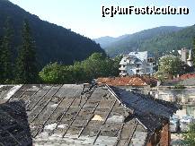 [P16] panoramă de pe balcon (spatele hotelului, dreapta; din păcate o bulină neagră pt proprietarii din zonă care strică peisajul » foto by vanda
 - 
<span class="allrVoted glyphicon glyphicon-heart hidden" id="av364991"></span>
<a class="m-l-10 hidden" id="sv364991" onclick="voting_Foto_DelVot(,364991,3372)" role="button">șterge vot <span class="glyphicon glyphicon-remove"></span></a>
<a id="v9364991" class=" c-red"  onclick="voting_Foto_SetVot(364991)" role="button"><span class="glyphicon glyphicon-heart-empty"></span> <b>LIKE</b> = Votează poza</a> <img class="hidden"  id="f364991W9" src="/imagini/loader.gif" border="0" /><span class="AjErrMes hidden" id="e364991ErM"></span>