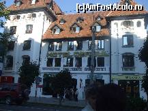 [P21] fața hotelului Cerbul din Sinaia; intrarea e micuță, în dreptul oamenilor din poză; pe lateral sunt parcările hotelului » foto by vanda
 - 
<span class="allrVoted glyphicon glyphicon-heart hidden" id="av364999"></span>
<a class="m-l-10 hidden" id="sv364999" onclick="voting_Foto_DelVot(,364999,3372)" role="button">șterge vot <span class="glyphicon glyphicon-remove"></span></a>
<a id="v9364999" class=" c-red"  onclick="voting_Foto_SetVot(364999)" role="button"><span class="glyphicon glyphicon-heart-empty"></span> <b>LIKE</b> = Votează poza</a> <img class="hidden"  id="f364999W9" src="/imagini/loader.gif" border="0" /><span class="AjErrMes hidden" id="e364999ErM"></span>