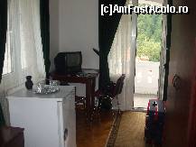 [P03] camera- hotel Cerbul Sinai văzută din capătul dinspre intrare; pe dreapta se află baia și dincolo de zid, cam spate în spate cu dulapul, liftul » foto by vanda
 - 
<span class="allrVoted glyphicon glyphicon-heart hidden" id="av364978"></span>
<a class="m-l-10 hidden" id="sv364978" onclick="voting_Foto_DelVot(,364978,3372)" role="button">șterge vot <span class="glyphicon glyphicon-remove"></span></a>
<a id="v9364978" class=" c-red"  onclick="voting_Foto_SetVot(364978)" role="button"><span class="glyphicon glyphicon-heart-empty"></span> <b>LIKE</b> = Votează poza</a> <img class="hidden"  id="f364978W9" src="/imagini/loader.gif" border="0" /><span class="AjErrMes hidden" id="e364978ErM"></span>