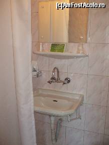 [P04] micuța baie - camera 401 hotel Cerbul Sinaia » foto by vanda
 - 
<span class="allrVoted glyphicon glyphicon-heart hidden" id="av364979"></span>
<a class="m-l-10 hidden" id="sv364979" onclick="voting_Foto_DelVot(,364979,3372)" role="button">șterge vot <span class="glyphicon glyphicon-remove"></span></a>
<a id="v9364979" class=" c-red"  onclick="voting_Foto_SetVot(364979)" role="button"><span class="glyphicon glyphicon-heart-empty"></span> <b>LIKE</b> = Votează poza</a> <img class="hidden"  id="f364979W9" src="/imagini/loader.gif" border="0" /><span class="AjErrMes hidden" id="e364979ErM"></span>