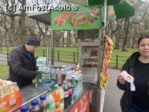 [P12] Domnul Ivan, românul care lucrează la un stand cu hot-dog in Central Park, cu care ne-am fotografiat si care ne-a permis sa punem poza pe rețelele sociale. » foto by Dănuț.Albu
 - 
<span class="allrVoted glyphicon glyphicon-heart hidden" id="av1373208"></span>
<a class="m-l-10 hidden" id="sv1373208" onclick="voting_Foto_DelVot(,1373208,3385)" role="button">șterge vot <span class="glyphicon glyphicon-remove"></span></a>
<a id="v91373208" class=" c-red"  onclick="voting_Foto_SetVot(1373208)" role="button"><span class="glyphicon glyphicon-heart-empty"></span> <b>LIKE</b> = Votează poza</a> <img class="hidden"  id="f1373208W9" src="/imagini/loader.gif" border="0" /><span class="AjErrMes hidden" id="e1373208ErM"></span>