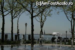 [P02] Parcul Battery - în fundal se observă Statuia Libertăţii » foto by Marian Preda
 - 
<span class="allrVoted glyphicon glyphicon-heart hidden" id="av679906"></span>
<a class="m-l-10 hidden" id="sv679906" onclick="voting_Foto_DelVot(,679906,3385)" role="button">șterge vot <span class="glyphicon glyphicon-remove"></span></a>
<a id="v9679906" class=" c-red"  onclick="voting_Foto_SetVot(679906)" role="button"><span class="glyphicon glyphicon-heart-empty"></span> <b>LIKE</b> = Votează poza</a> <img class="hidden"  id="f679906W9" src="/imagini/loader.gif" border="0" /><span class="AjErrMes hidden" id="e679906ErM"></span>