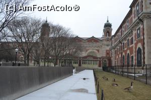 [P16] Partea cealalta a cladirii principale, pe balustrada din stanga sint gravate numele a mii de imigranti » foto by AZE
 - 
<span class="allrVoted glyphicon glyphicon-heart hidden" id="av717100"></span>
<a class="m-l-10 hidden" id="sv717100" onclick="voting_Foto_DelVot(,717100,3385)" role="button">șterge vot <span class="glyphicon glyphicon-remove"></span></a>
<a id="v9717100" class=" c-red"  onclick="voting_Foto_SetVot(717100)" role="button"><span class="glyphicon glyphicon-heart-empty"></span> <b>LIKE</b> = Votează poza</a> <img class="hidden"  id="f717100W9" src="/imagini/loader.gif" border="0" /><span class="AjErrMes hidden" id="e717100ErM"></span>