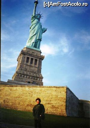 [P22] Ellis Island - Daniela și Statuia Libertății » foto by Dan-Ioan
 - 
<span class="allrVoted glyphicon glyphicon-heart hidden" id="av693128"></span>
<a class="m-l-10 hidden" id="sv693128" onclick="voting_Foto_DelVot(,693128,3385)" role="button">șterge vot <span class="glyphicon glyphicon-remove"></span></a>
<a id="v9693128" class=" c-red"  onclick="voting_Foto_SetVot(693128)" role="button"><span class="glyphicon glyphicon-heart-empty"></span> <b>LIKE</b> = Votează poza</a> <img class="hidden"  id="f693128W9" src="/imagini/loader.gif" border="0" /><span class="AjErrMes hidden" id="e693128ErM"></span>