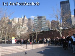 [P01] La opt dimineaţa coadă la Battery Park pentru control înainte de îmbarcare » foto by Michi
 - 
<span class="allrVoted glyphicon glyphicon-heart hidden" id="av1164223"></span>
<a class="m-l-10 hidden" id="sv1164223" onclick="voting_Foto_DelVot(,1164223,3385)" role="button">șterge vot <span class="glyphicon glyphicon-remove"></span></a>
<a id="v91164223" class=" c-red"  onclick="voting_Foto_SetVot(1164223)" role="button"><span class="glyphicon glyphicon-heart-empty"></span> <b>LIKE</b> = Votează poza</a> <img class="hidden"  id="f1164223W9" src="/imagini/loader.gif" border="0" /><span class="AjErrMes hidden" id="e1164223ErM"></span>