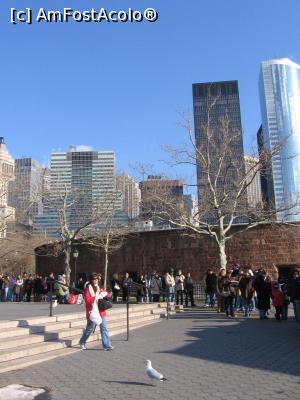 [P02] La opt dimineaţa coadă la Battery Park pentru control înainte de îmbarcare » foto by Michi
 - 
<span class="allrVoted glyphicon glyphicon-heart hidden" id="av1164224"></span>
<a class="m-l-10 hidden" id="sv1164224" onclick="voting_Foto_DelVot(,1164224,3385)" role="button">șterge vot <span class="glyphicon glyphicon-remove"></span></a>
<a id="v91164224" class=" c-red"  onclick="voting_Foto_SetVot(1164224)" role="button"><span class="glyphicon glyphicon-heart-empty"></span> <b>LIKE</b> = Votează poza</a> <img class="hidden"  id="f1164224W9" src="/imagini/loader.gif" border="0" /><span class="AjErrMes hidden" id="e1164224ErM"></span>