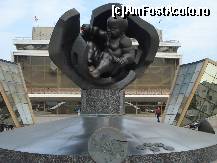 [P27] 'Copiii de Aur', o sculptura futurista din fata terminalului de pasageri » foto by ileanaxperta*
 - 
<span class="allrVoted glyphicon glyphicon-heart hidden" id="av18397"></span>
<a class="m-l-10 hidden" id="sv18397" onclick="voting_Foto_DelVot(,18397,3394)" role="button">șterge vot <span class="glyphicon glyphicon-remove"></span></a>
<a id="v918397" class=" c-red"  onclick="voting_Foto_SetVot(18397)" role="button"><span class="glyphicon glyphicon-heart-empty"></span> <b>LIKE</b> = Votează poza</a> <img class="hidden"  id="f18397W9" src="/imagini/loader.gif" border="0" /><span class="AjErrMes hidden" id="e18397ErM"></span>