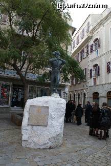 [P24] Monumentul dedicat corpului de ingineri militari din Gibraltar, aflat în faţa catedralei catolice » foto by Costi
 - 
<span class="allrVoted glyphicon glyphicon-heart hidden" id="av198085"></span>
<a class="m-l-10 hidden" id="sv198085" onclick="voting_Foto_DelVot(,198085,3397)" role="button">șterge vot <span class="glyphicon glyphicon-remove"></span></a>
<a id="v9198085" class=" c-red"  onclick="voting_Foto_SetVot(198085)" role="button"><span class="glyphicon glyphicon-heart-empty"></span> <b>LIKE</b> = Votează poza</a> <img class="hidden"  id="f198085W9" src="/imagini/loader.gif" border="0" /><span class="AjErrMes hidden" id="e198085ErM"></span>