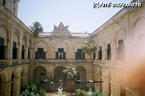 [P04] Curte interioara - Palatul Marilor Maestri - Valletta » foto by Swan1
 - 
<span class="allrVoted glyphicon glyphicon-heart hidden" id="av341002"></span>
<a class="m-l-10 hidden" id="sv341002" onclick="voting_Foto_DelVot(,341002,3405)" role="button">șterge vot <span class="glyphicon glyphicon-remove"></span></a>
<a id="v9341002" class=" c-red"  onclick="voting_Foto_SetVot(341002)" role="button"><span class="glyphicon glyphicon-heart-empty"></span> <b>LIKE</b> = Votează poza</a> <img class="hidden"  id="f341002W9" src="/imagini/loader.gif" border="0" /><span class="AjErrMes hidden" id="e341002ErM"></span>