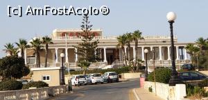 [P09] Cazinoul Dragonara, construit in 1870 ca un palat, resedinta de vara a bancherului Scicluna, devenit marchiz in 1875. Palatul poarta numele peninsulei pe care a fost construit, o legenda spune ca un balaur traia in pesterile din apropierea peninsulei (de aici Dragonara), iar zgomotul valurilor care se lovesc de stanci ar fi fost de fapt urletele balaurului. » foto by geani anto
 - 
<span class="allrVoted glyphicon glyphicon-heart hidden" id="av1252870"></span>
<a class="m-l-10 hidden" id="sv1252870" onclick="voting_Foto_DelVot(,1252870,3405)" role="button">șterge vot <span class="glyphicon glyphicon-remove"></span></a>
<a id="v91252870" class=" c-red"  onclick="voting_Foto_SetVot(1252870)" role="button"><span class="glyphicon glyphicon-heart-empty"></span> <b>LIKE</b> = Votează poza</a> <img class="hidden"  id="f1252870W9" src="/imagini/loader.gif" border="0" /><span class="AjErrMes hidden" id="e1252870ErM"></span>