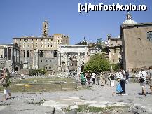 [P32] În stânga, ruinele Templului lui Saturn (coloanele din margine), Templul lui Vespasian şi Titus (cele două coloane din stânga arcului şi Coloana lui Phocas (între cele două temple). În centru, arcul de triumf al lui Septimiu Sever » foto by Costi
 - 
<span class="allrVoted glyphicon glyphicon-heart hidden" id="av48159"></span>
<a class="m-l-10 hidden" id="sv48159" onclick="voting_Foto_DelVot(,48159,3406)" role="button">șterge vot <span class="glyphicon glyphicon-remove"></span></a>
<a id="v948159" class=" c-red"  onclick="voting_Foto_SetVot(48159)" role="button"><span class="glyphicon glyphicon-heart-empty"></span> <b>LIKE</b> = Votează poza</a> <img class="hidden"  id="f48159W9" src="/imagini/loader.gif" border="0" /><span class="AjErrMes hidden" id="e48159ErM"></span>