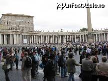 [P34] Piata Sant Pietro - coada la intrarea in bazilica » foto by cristi_an3000
 - 
<span class="allrVoted glyphicon glyphicon-heart hidden" id="av150969"></span>
<a class="m-l-10 hidden" id="sv150969" onclick="voting_Foto_DelVot(,150969,3406)" role="button">șterge vot <span class="glyphicon glyphicon-remove"></span></a>
<a id="v9150969" class=" c-red"  onclick="voting_Foto_SetVot(150969)" role="button"><span class="glyphicon glyphicon-heart-empty"></span> <b>LIKE</b> = Votează poza</a> <img class="hidden"  id="f150969W9" src="/imagini/loader.gif" border="0" /><span class="AjErrMes hidden" id="e150969ErM"></span>