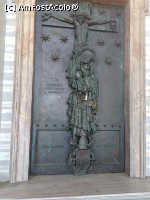 [P20] 20. ”Porta Santa” de la intrarea în bazilică.  » foto by msnd
 - 
<span class="allrVoted glyphicon glyphicon-heart hidden" id="av858723"></span>
<a class="m-l-10 hidden" id="sv858723" onclick="voting_Foto_DelVot(,858723,3406)" role="button">șterge vot <span class="glyphicon glyphicon-remove"></span></a>
<a id="v9858723" class=" c-red"  onclick="voting_Foto_SetVot(858723)" role="button"><span class="glyphicon glyphicon-heart-empty"></span> <b>LIKE</b> = Votează poza</a> <img class="hidden"  id="f858723W9" src="/imagini/loader.gif" border="0" /><span class="AjErrMes hidden" id="e858723ErM"></span>