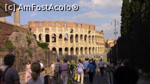 [P18] Coboram pe Via Sacra spre Piazza dei Colosseo. Se observa deja o parte din imensul amfiteatru.  » foto by ovidiuyepi
 - 
<span class="allrVoted glyphicon glyphicon-heart hidden" id="av969572"></span>
<a class="m-l-10 hidden" id="sv969572" onclick="voting_Foto_DelVot(,969572,3406)" role="button">șterge vot <span class="glyphicon glyphicon-remove"></span></a>
<a id="v9969572" class=" c-red"  onclick="voting_Foto_SetVot(969572)" role="button"><span class="glyphicon glyphicon-heart-empty"></span> <b>LIKE</b> = Votează poza</a> <img class="hidden"  id="f969572W9" src="/imagini/loader.gif" border="0" /><span class="AjErrMes hidden" id="e969572ErM"></span>
