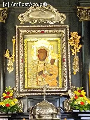 [P17] Częstochowa, Jasna Góra, Icoana "Madona Neagră" pozată cu mobilul » foto by mprofeanu
 - 
<span class="allrVoted glyphicon glyphicon-heart hidden" id="av1330321"></span>
<a class="m-l-10 hidden" id="sv1330321" onclick="voting_Foto_DelVot(,1330321,3411)" role="button">șterge vot <span class="glyphicon glyphicon-remove"></span></a>
<a id="v91330321" class=" c-red"  onclick="voting_Foto_SetVot(1330321)" role="button"><span class="glyphicon glyphicon-heart-empty"></span> <b>LIKE</b> = Votează poza</a> <img class="hidden"  id="f1330321W9" src="/imagini/loader.gif" border="0" /><span class="AjErrMes hidden" id="e1330321ErM"></span>