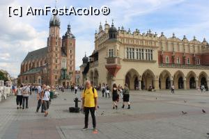 [P03] Cracovia, Piața Principală, în stânga Biserica Sf. Maria, în dreapta Hala Postavurilor » foto by mprofeanu
 - 
<span class="allrVoted glyphicon glyphicon-heart hidden" id="av1330307"></span>
<a class="m-l-10 hidden" id="sv1330307" onclick="voting_Foto_DelVot(,1330307,3411)" role="button">șterge vot <span class="glyphicon glyphicon-remove"></span></a>
<a id="v91330307" class=" c-red"  onclick="voting_Foto_SetVot(1330307)" role="button"><span class="glyphicon glyphicon-heart-empty"></span> <b>LIKE</b> = Votează poza</a> <img class="hidden"  id="f1330307W9" src="/imagini/loader.gif" border="0" /><span class="AjErrMes hidden" id="e1330307ErM"></span>