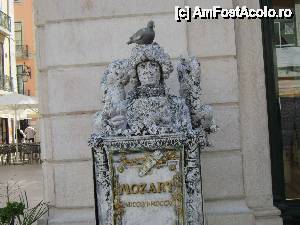 [P55] Mozart-statuie vie! Si porumbelul este viu!  » foto by bica adriana
 - 
<span class="allrVoted glyphicon glyphicon-heart hidden" id="av513569"></span>
<a class="m-l-10 hidden" id="sv513569" onclick="voting_Foto_DelVot(,513569,3414)" role="button">șterge vot <span class="glyphicon glyphicon-remove"></span></a>
<a id="v9513569" class=" c-red"  onclick="voting_Foto_SetVot(513569)" role="button"><span class="glyphicon glyphicon-heart-empty"></span> <b>LIKE</b> = Votează poza</a> <img class="hidden"  id="f513569W9" src="/imagini/loader.gif" border="0" /><span class="AjErrMes hidden" id="e513569ErM"></span>