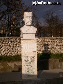 [P18] Bustul lui Nicolae Densusianu, in fata cimitirului si a bisericii » foto by presario
 - 
<span class="allrVoted glyphicon glyphicon-heart hidden" id="av60604"></span>
<a class="m-l-10 hidden" id="sv60604" onclick="voting_Foto_DelVot(,60604,3418)" role="button">șterge vot <span class="glyphicon glyphicon-remove"></span></a>
<a id="v960604" class=" c-red"  onclick="voting_Foto_SetVot(60604)" role="button"><span class="glyphicon glyphicon-heart-empty"></span> <b>LIKE</b> = Votează poza</a> <img class="hidden"  id="f60604W9" src="/imagini/loader.gif" border="0" /><span class="AjErrMes hidden" id="e60604ErM"></span>