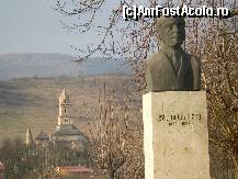 [P24] Bustul lui Ovid Densusianu din centrul comunei si in spate biserica Densus » foto by presario
 - 
<span class="allrVoted glyphicon glyphicon-heart hidden" id="av60610"></span>
<a class="m-l-10 hidden" id="sv60610" onclick="voting_Foto_DelVot(,60610,3418)" role="button">șterge vot <span class="glyphicon glyphicon-remove"></span></a>
<a id="v960610" class=" c-red"  onclick="voting_Foto_SetVot(60610)" role="button"><span class="glyphicon glyphicon-heart-empty"></span> <b>LIKE</b> = Votează poza</a> <img class="hidden"  id="f60610W9" src="/imagini/loader.gif" border="0" /><span class="AjErrMes hidden" id="e60610ErM"></span>