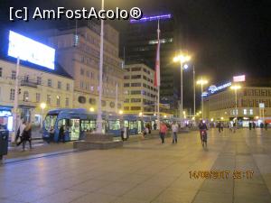 [P12] Piața Jelacic și tramvaiele care veneau foarte, foarte des.  » foto by elviramvio
 - 
<span class="allrVoted glyphicon glyphicon-heart hidden" id="av902582"></span>
<a class="m-l-10 hidden" id="sv902582" onclick="voting_Foto_DelVot(,902582,3430)" role="button">șterge vot <span class="glyphicon glyphicon-remove"></span></a>
<a id="v9902582" class=" c-red"  onclick="voting_Foto_SetVot(902582)" role="button"><span class="glyphicon glyphicon-heart-empty"></span> <b>LIKE</b> = Votează poza</a> <img class="hidden"  id="f902582W9" src="/imagini/loader.gif" border="0" /><span class="AjErrMes hidden" id="e902582ErM"></span>