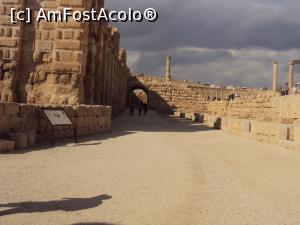 [P15] 15. Pe stânga drumului era „Bazarul de vest”, iar pe dreapta, zidul de sprijin al „Curții Sacre a Templului lui Zeus”.  » foto by msnd
 - 
<span class="allrVoted glyphicon glyphicon-heart hidden" id="av1039672"></span>
<a class="m-l-10 hidden" id="sv1039672" onclick="voting_Foto_DelVot(,1039672,3439)" role="button">șterge vot <span class="glyphicon glyphicon-remove"></span></a>
<a id="v91039672" class=" c-red"  onclick="voting_Foto_SetVot(1039672)" role="button"><span class="glyphicon glyphicon-heart-empty"></span> <b>LIKE</b> = Votează poza</a> <img class="hidden"  id="f1039672W9" src="/imagini/loader.gif" border="0" /><span class="AjErrMes hidden" id="e1039672ErM"></span>