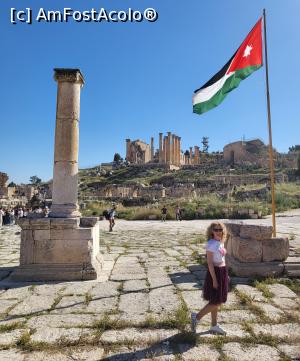 [P12] Doua mici monumente au decorat centrul pietei, unul dintre ele fiind baza pentru un grup de statui, posibil reprezentand preotese, iar pe celalalt stateau patru coloane, care protejau o statuie a imparatului Hadrian. Aceasta structura patrata sustine acum o coloana centrala, care a fost ridicata recent pentru a transporta Flacara in timpul Festivalului Jerash. » foto by geani anto
 - 
<span class="allrVoted glyphicon glyphicon-heart hidden" id="av1380709"></span>
<a class="m-l-10 hidden" id="sv1380709" onclick="voting_Foto_DelVot(,1380709,3439)" role="button">șterge vot <span class="glyphicon glyphicon-remove"></span></a>
<a id="v91380709" class=" c-red"  onclick="voting_Foto_SetVot(1380709)" role="button"><span class="glyphicon glyphicon-heart-empty"></span> <b>LIKE</b> = Votează poza</a> <img class="hidden"  id="f1380709W9" src="/imagini/loader.gif" border="0" /><span class="AjErrMes hidden" id="e1380709ErM"></span>
