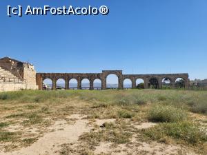 [P05] <strong>Hipodromul</strong>, arena masiva care avea aproximativ 250 m lungime si 52 m latime, putand gazdui spectacolul curselor de care, in fata a 15000 de spectatori. Pe acest loc a existat un cimitir, care a fost inchis atunci cand Hadrian a vizitat Gerasa. Pana la sfarsitul secolului al IV-lea d.Hr., partea de nord a hipodromului a fost transformata intr-un amfiteatru pentru lupte de gladiatori si alte sporturi, in timp ce partea de sud a fost abandonata. » foto by geani anto
 - 
<span class="allrVoted glyphicon glyphicon-heart hidden" id="av1380702"></span>
<a class="m-l-10 hidden" id="sv1380702" onclick="voting_Foto_DelVot(,1380702,3439)" role="button">șterge vot <span class="glyphicon glyphicon-remove"></span></a>
<a id="v91380702" class=" c-red"  onclick="voting_Foto_SetVot(1380702)" role="button"><span class="glyphicon glyphicon-heart-empty"></span> <b>LIKE</b> = Votează poza</a> <img class="hidden"  id="f1380702W9" src="/imagini/loader.gif" border="0" /><span class="AjErrMes hidden" id="e1380702ErM"></span>