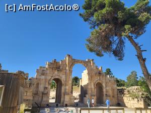 [P06] <strong>Poarta de Sud </strong>prezinta asemenari cu arcul lui Hadrian, cu o arcada centrala inalta si inca 2 laterale mai mici, cu nise si capiteluri corintice terminate cu ornamente vegetale. » foto by geani anto
 - 
<span class="allrVoted glyphicon glyphicon-heart hidden" id="av1380703"></span>
<a class="m-l-10 hidden" id="sv1380703" onclick="voting_Foto_DelVot(,1380703,3439)" role="button">șterge vot <span class="glyphicon glyphicon-remove"></span></a>
<a id="v91380703" class=" c-red"  onclick="voting_Foto_SetVot(1380703)" role="button"><span class="glyphicon glyphicon-heart-empty"></span> <b>LIKE</b> = Votează poza</a> <img class="hidden"  id="f1380703W9" src="/imagini/loader.gif" border="0" /><span class="AjErrMes hidden" id="e1380703ErM"></span>