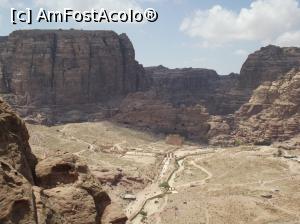 [P18] Petra: Strada Colonadelor din cadrul traseului principal şi Palatul Qasr al-Bint văzute de sus, de pe poteca Al Khubta » foto by irinad
 - 
<span class="allrVoted glyphicon glyphicon-heart hidden" id="av1066616"></span>
<a class="m-l-10 hidden" id="sv1066616" onclick="voting_Foto_DelVot(,1066616,3440)" role="button">șterge vot <span class="glyphicon glyphicon-remove"></span></a>
<a id="v91066616" class=" c-red"  onclick="voting_Foto_SetVot(1066616)" role="button"><span class="glyphicon glyphicon-heart-empty"></span> <b>LIKE</b> = Votează poza</a> <img class="hidden"  id="f1066616W9" src="/imagini/loader.gif" border="0" /><span class="AjErrMes hidden" id="e1066616ErM"></span>