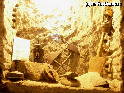 [P17] Vitrina cu 'Unelte şi scule din secolul al XVIII-lea: Lămpi, Târnăcoape pentru cioplit, Lopată de lemn, Ic metalic' » foto by Claudiu U.
 - 
<span class="allrVoted glyphicon glyphicon-heart hidden" id="av415513"></span>
<a class="m-l-10 hidden" id="sv415513" onclick="voting_Foto_DelVot(,415513,3441)" role="button">șterge vot <span class="glyphicon glyphicon-remove"></span></a>
<a id="v9415513" class=" c-red"  onclick="voting_Foto_SetVot(415513)" role="button"><span class="glyphicon glyphicon-heart-empty"></span> <b>LIKE</b> = Votează poza</a> <img class="hidden"  id="f415513W9" src="/imagini/loader.gif" border="0" /><span class="AjErrMes hidden" id="e415513ErM"></span>