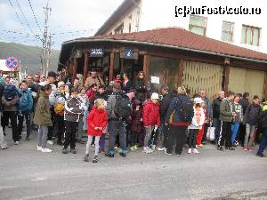 [P12] Asteptand autobusele pt intrare in salina. Domina iuteala si 'politetea' la imbarcare.  » foto by PPP974273
 - 
<span class="allrVoted glyphicon glyphicon-heart hidden" id="av506703"></span>
<a class="m-l-10 hidden" id="sv506703" onclick="voting_Foto_DelVot(,506703,3441)" role="button">șterge vot <span class="glyphicon glyphicon-remove"></span></a>
<a id="v9506703" class=" c-red"  onclick="voting_Foto_SetVot(506703)" role="button"><span class="glyphicon glyphicon-heart-empty"></span> <b>LIKE</b> = Votează poza</a> <img class="hidden"  id="f506703W9" src="/imagini/loader.gif" border="0" /><span class="AjErrMes hidden" id="e506703ErM"></span>