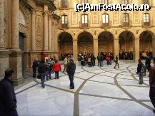 [P59] Pe la 11:00, basilica era inchisa. Paznicii nu dadea voie turistilor sa intre. Coada din partea dreapta pentru Fecioara unde tot era inchis. Oamenii se puneau de pe acuma la coada, ca sa nu astepte mai tarziu. Altii se puneau, doar pentru ca era coada ... :) » foto by TraianS
 - 
<span class="allrVoted glyphicon glyphicon-heart hidden" id="av297131"></span>
<a class="m-l-10 hidden" id="sv297131" onclick="voting_Foto_DelVot(,297131,3448)" role="button">șterge vot <span class="glyphicon glyphicon-remove"></span></a>
<a id="v9297131" class=" c-red"  onclick="voting_Foto_SetVot(297131)" role="button"><span class="glyphicon glyphicon-heart-empty"></span> <b>LIKE</b> = Votează poza</a> <img class="hidden"  id="f297131W9" src="/imagini/loader.gif" border="0" /><span class="AjErrMes hidden" id="e297131ErM"></span>
