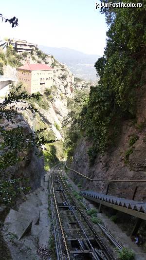 [P18] De aici pleacă funicularul spre Santa Cova. Clădirea de deasupra este staţia de telecabină, iar şi mai sus este staţia de cremalieră » foto by iuliaen
 - 
<span class="allrVoted glyphicon glyphicon-heart hidden" id="av618086"></span>
<a class="m-l-10 hidden" id="sv618086" onclick="voting_Foto_DelVot(,618086,3448)" role="button">șterge vot <span class="glyphicon glyphicon-remove"></span></a>
<a id="v9618086" class=" c-red"  onclick="voting_Foto_SetVot(618086)" role="button"><span class="glyphicon glyphicon-heart-empty"></span> <b>LIKE</b> = Votează poza</a> <img class="hidden"  id="f618086W9" src="/imagini/loader.gif" border="0" /><span class="AjErrMes hidden" id="e618086ErM"></span>