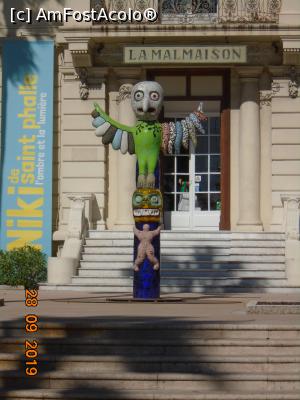 [P21] Un totem în fața clădirii La Malmaison » foto by Mitica49
 - 
<span class="allrVoted glyphicon glyphicon-heart hidden" id="av1150119"></span>
<a class="m-l-10 hidden" id="sv1150119" onclick="voting_Foto_DelVot(,1150119,3467)" role="button">șterge vot <span class="glyphicon glyphicon-remove"></span></a>
<a id="v91150119" class=" c-red"  onclick="voting_Foto_SetVot(1150119)" role="button"><span class="glyphicon glyphicon-heart-empty"></span> <b>LIKE</b> = Votează poza</a> <img class="hidden"  id="f1150119W9" src="/imagini/loader.gif" border="0" /><span class="AjErrMes hidden" id="e1150119ErM"></span>