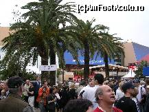 [P06] Pta centrala in fata palatului 2 » foto by adrian76
 - 
<span class="allrVoted glyphicon glyphicon-heart hidden" id="av19299"></span>
<a class="m-l-10 hidden" id="sv19299" onclick="voting_Foto_DelVot(,19299,3467)" role="button">șterge vot <span class="glyphicon glyphicon-remove"></span></a>
<a id="v919299" class=" c-red"  onclick="voting_Foto_SetVot(19299)" role="button"><span class="glyphicon glyphicon-heart-empty"></span> <b>LIKE</b> = Votează poza</a> <img class="hidden"  id="f19299W9" src="/imagini/loader.gif" border="0" /><span class="AjErrMes hidden" id="e19299ErM"></span>
