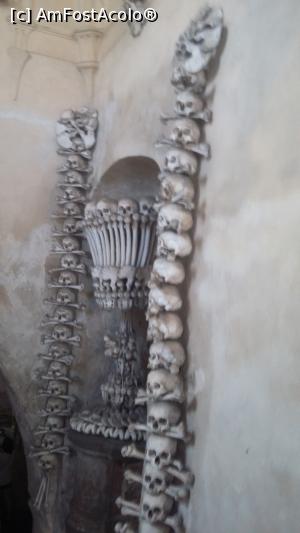 [P03] Turnuleţ pe colţul unui perete din biserică. Osuarul Sedlec din oraşul Kutna Hora, Cehia.  » foto by traian.leuca †
 - 
<span class="allrVoted glyphicon glyphicon-heart hidden" id="av805075"></span>
<a class="m-l-10 hidden" id="sv805075" onclick="voting_Foto_DelVot(,805075,3486)" role="button">șterge vot <span class="glyphicon glyphicon-remove"></span></a>
<a id="v9805075" class=" c-red"  onclick="voting_Foto_SetVot(805075)" role="button"><span class="glyphicon glyphicon-heart-empty"></span> <b>LIKE</b> = Votează poza</a> <img class="hidden"  id="f805075W9" src="/imagini/loader.gif" border="0" /><span class="AjErrMes hidden" id="e805075ErM"></span>
